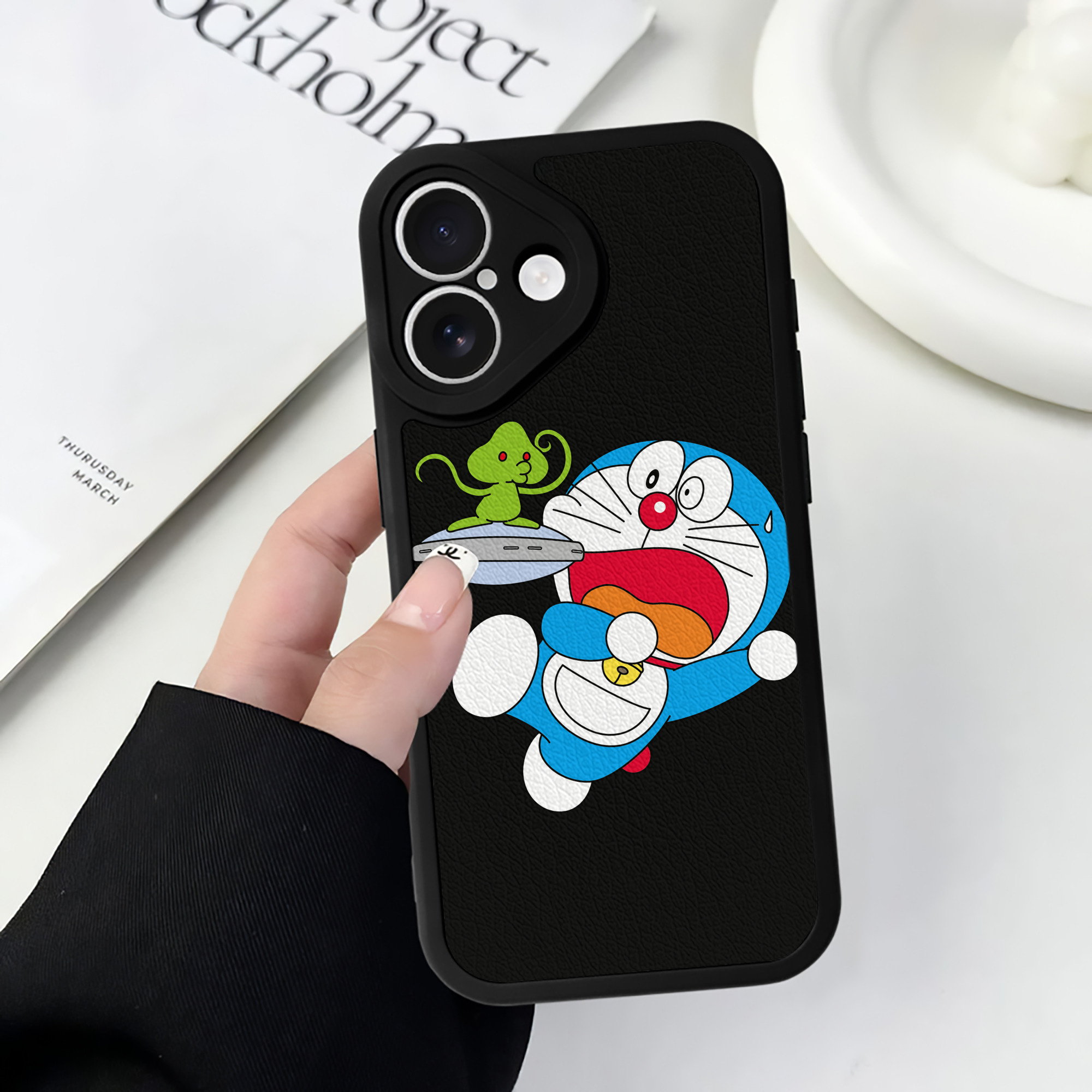 （画像用） ドラえもん Doraemon 【iPhone 16シリーズ対応】シリコンスマホケース（レザー調） 材質：シリコン
